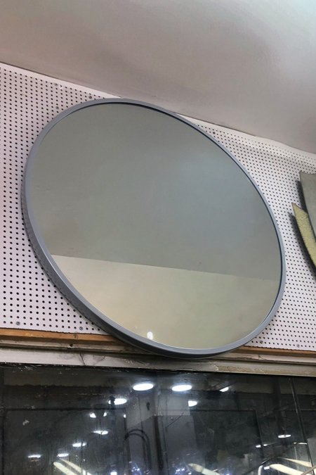 مراية دائرية بإطار رمادي